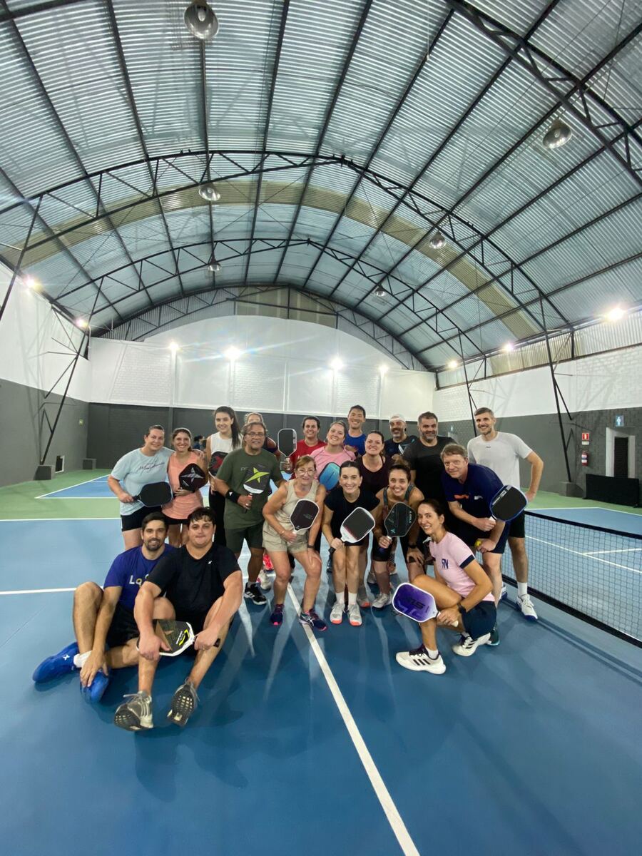 Grupo grande de alunos e comunidade Looopin Pickleball