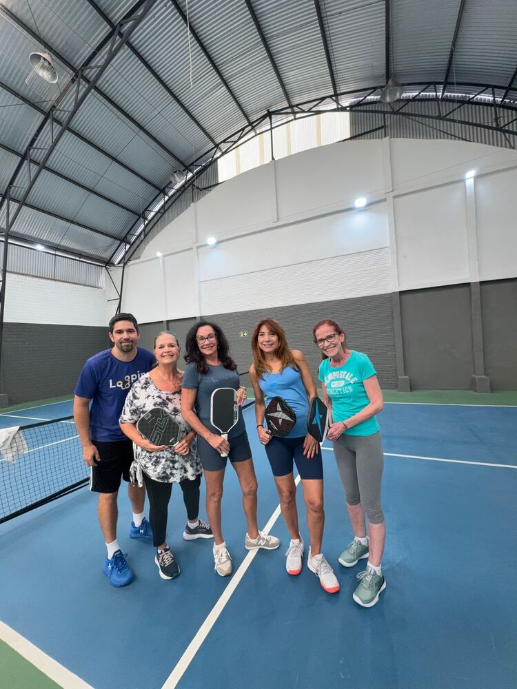 Lucas com alunos em sessão descontraída na quadra