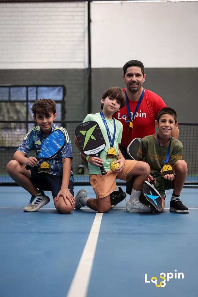 Lucas com alunos da turma kids recebendo medalhas
