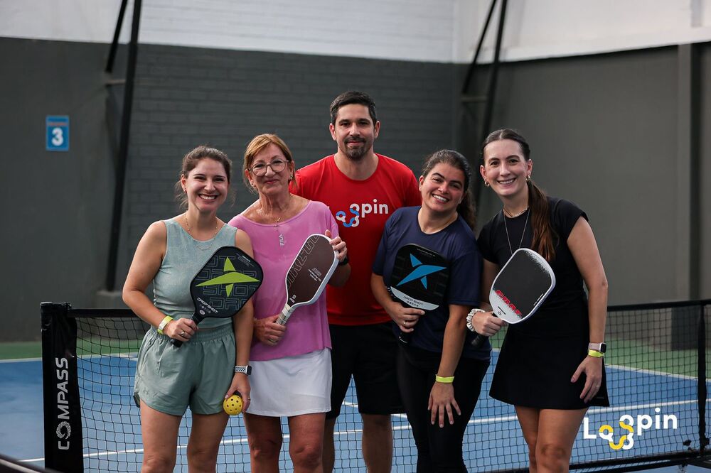 Lucas com turma feminina após aula de Pickleball