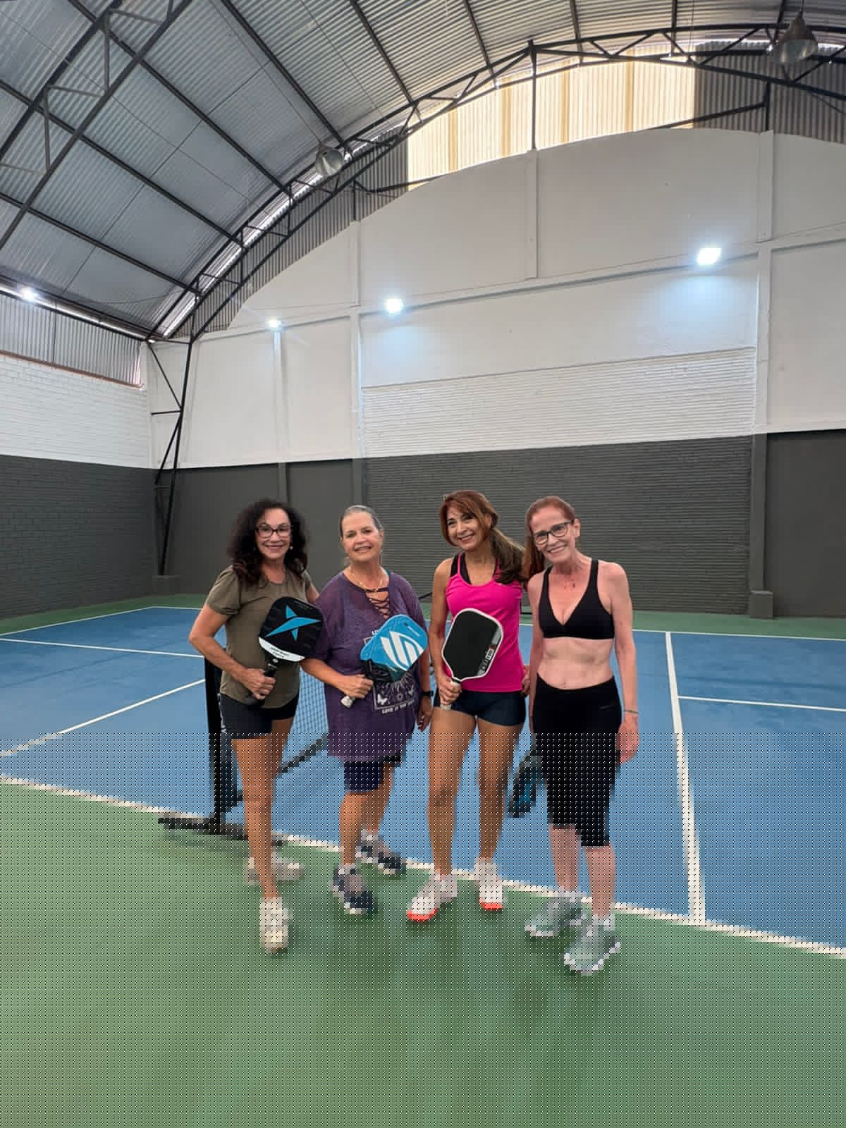 Turma do programa Vida Ativa 50+ na quadra de Pickleball